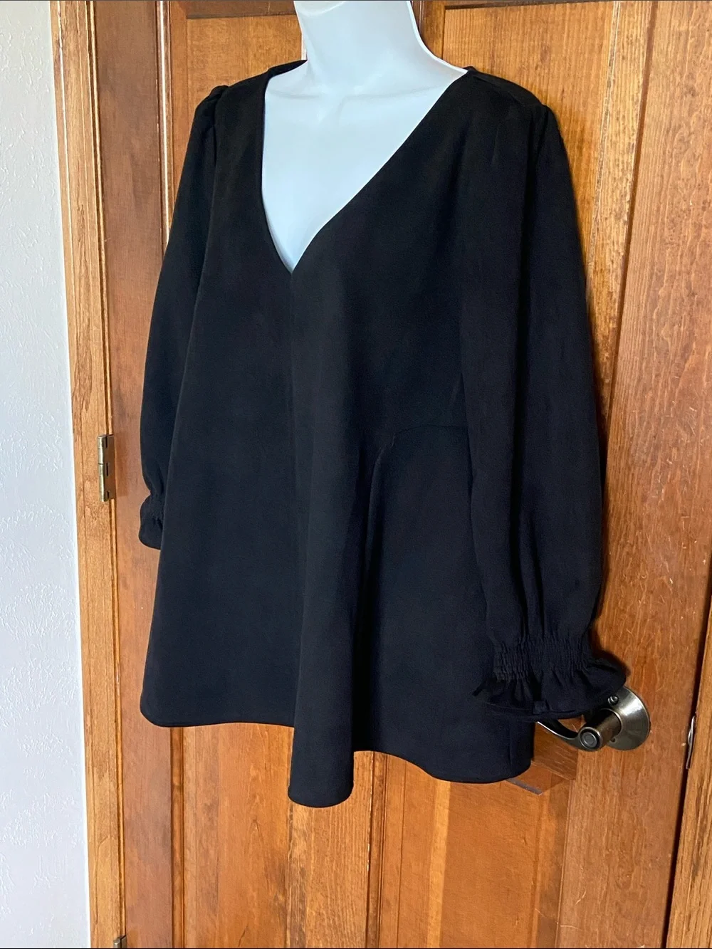 Tuckernuck Pomander Place Blouse Blouse Ruffle Cuff Vegan Black Size Large